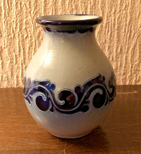 kleine dunkelblaue Vase