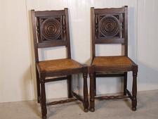 KM 435 Rustikales Paar Stühle Eiche Bretagne um 1950 mit keltischen  Motiven