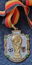 Fussball WM 1974 DEUTSCHLAND WELTMEISTER Pokal METALL; Wanderabz.ca. 7 cm SELTEN