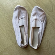 Weiße Gymnastikschuhe