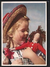 Mädchen mit Strohhut hält ihre Puppe fest in den Armen, Ansichtskarte 