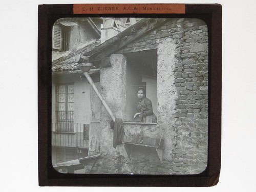 Junge frau fenster - frau, slum
