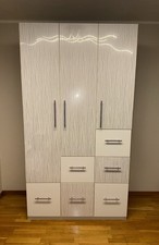 Moderner Kleiderschrank in Hochglanz weiß - Top Zustand