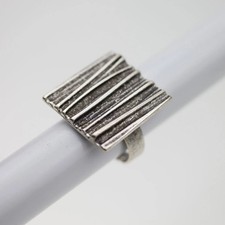 Statement Ring Quadratisch Mit Strukturiertem Design, Antik Silber Überzogen