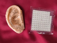 Ohr Akupunktur Modell 8 cm, neu und 98 Ohr Akupunktur Pflaster Knöpfe Ohrsamen 