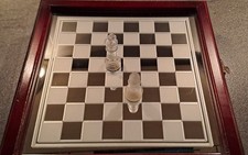Schachspiel - Holzbox mit Spiegel-Schachbrett + Glasfiguren