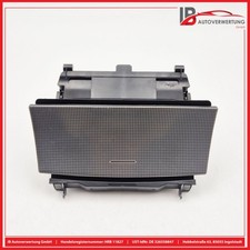 Aschenbecher mitte vorn