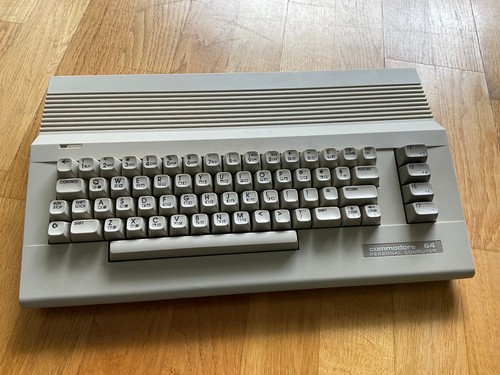 Attraktiver commodore c64 - commodore,