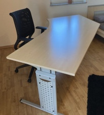 Toller ahornfarbener Schreibtisch von Febrü Bürokonzepte mit Rundung ergonomisch