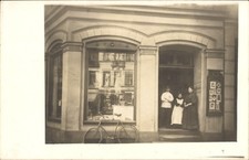 Foto Ak Hamburg Altona, Geschäft, Menschen am Eingang, Fahrrad - 4283303