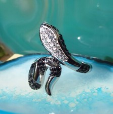 Ω Ring Schlange schwarz weiß