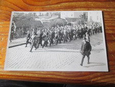 FOTO RÖNDER = POSTKARTE MIT FOTO UMZUG MIT SOLDATEN