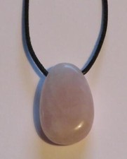 Rosenquarz * Tropfen-Anhänger mit Lederband * NEU * Stein der Liebe