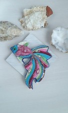 Brosche. Fisch. Pailletten. Schmuck. Handarbeit. Exklusive. Geschenkidee. Bunt