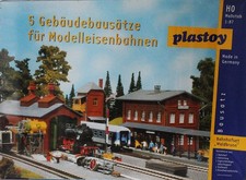 plastoy  Set Bahnhof Waldbrunn 5 Gebäude Bausätze für Modelleisenbahn H0 NEU