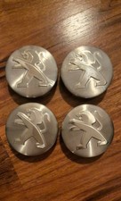 4 Nabendeckel/Radkappen für Alufelgen von Peugeot in silber mit chrom Logo