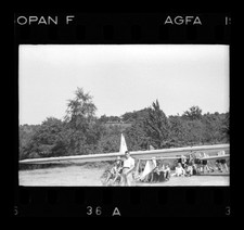 9037a❚ ORIGINAL Negativ (no photo), 2.WK junge Leute am Segelflugzeug