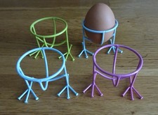 4 Originelle, bunte Eierbecher aus Metall 