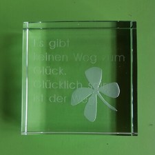 Massiver Glasquader mit Spruch