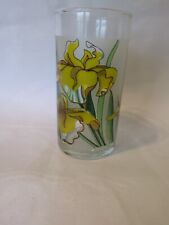 Trinkglas mit gelber Lilie