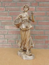 ALTE SKULPTUR FIGUR FRAU MIT KORB UND TRAUBEN KERAMIK TERRAKOTTA SIGNIERT ANTIK