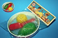 GÖSO GÖTZ BLECH SANDSPIELZEUG FORMEN SIEB UND SCHAUFEL OVP BEUTEL 1950er