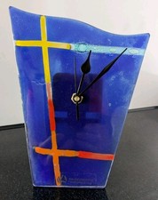 kleine Uhr zum Aufstellen für den Tisch Glas blau Höhe ca 18 cm batterieben