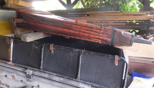 Riesiger alter blasebalg - riesiger,