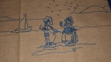 Antikes Wandschoner Ziertuch Stickerei blau Hollandmotiv (10791)