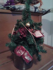 kl. künstlicher Tannenbaum, dekoriert, im goldfarbigen Topf