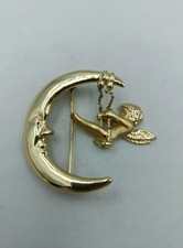 Goldfarbene Brosche Engel auf