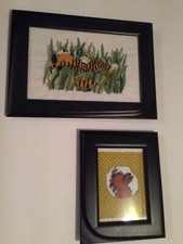 2x "Janosch" Bilder mit Echtholzbilderrahmen mit Tiger, Bär Motiv Handgestickt