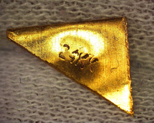Pyramide aus reinem Gold 0,34