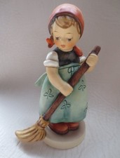 HUMMELFIGUR GOEBEL HUM 171/0 "KEHRLIESL" MÄDCHEN MIT BESEN HUMMEL FIGUR