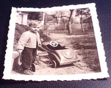 Altes Foto kleines Kind mit Tretauto Spielzeug 1958 (6)