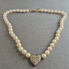 Romantische Perlenkette mit Herzanhänger – Vintage-inspirierter Look