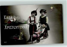 12055721 - Kinder mit einem Baby im Bollerwagen, Spielzeug Tute und Trommel,