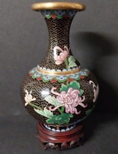 Antike Cloisonne Vase Meiji China - Japan Blumendekor auf Holzsockel