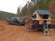 Camping-Anhänger mit Zelt und