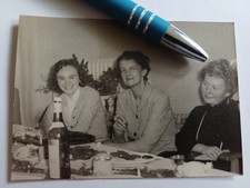 Altes originales s/w Foto, Drei Frauen am gedeckten Tisch 