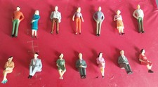 14 Personen,Spur 1, Maßstab 1/30 Ausf.: 7 stehend, 7 sitzend, Neuware, s. Foto. 