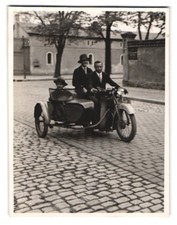 Fotografie drei Herren auf Victoria KR 6 Motorrad mit Beiwagen 