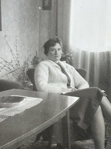 Foto frau rock wohnzimmer - 👩,