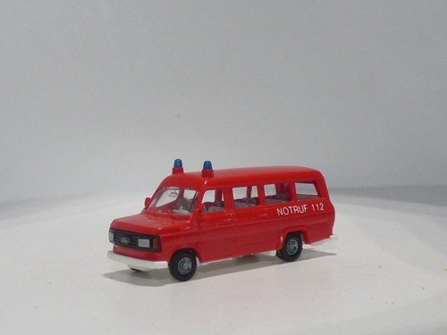 Praline ford transit - 1:87,