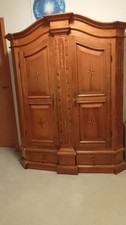 Sehr schöner Bodensee-Barockschrank in Nussbaum mit Sockelschubladen (Replikat!)