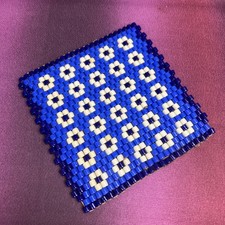Glasperlenuntersetzer Handmade DDR Ostalgie blau weiß Blumen 15x15cm