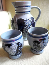 Neuwertig! Schöner rustikaler Weinkrug und 2 passende Weinbecher aus Steingut