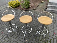 Edelstahl Barhocker mit Sitz aus Holz und geschwungener Rückenlehne