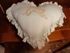 Bezauberndes Dekokissen "Herz mit gestickten Engeln"