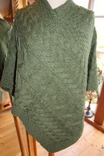 ARAN Poncho Zopfmuster Moos